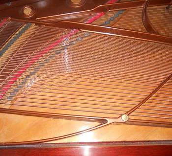 Piano stringing for a well-tuned and vibrant piano